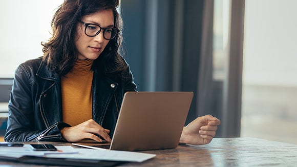 Woman-with-glasses-on-laptop