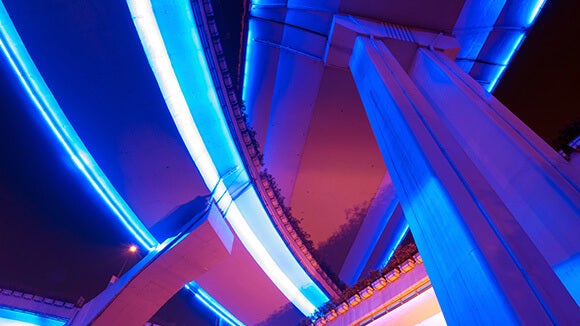 viaduct viaduct met neon lichten