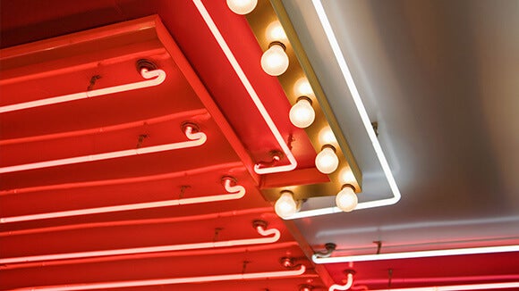 rode lichtbuizen aan het plafond met gloeilampen