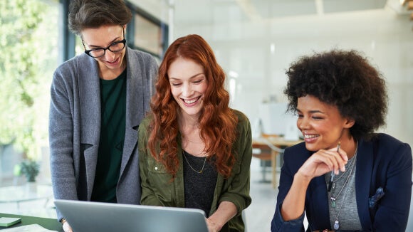 Vrouwen achter laptop Vrouwen achter laptop