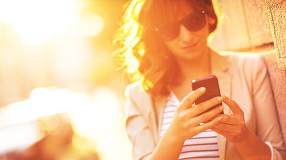 vrouw met zonnebril en mobiel vrouw met zonnebril en mobiel