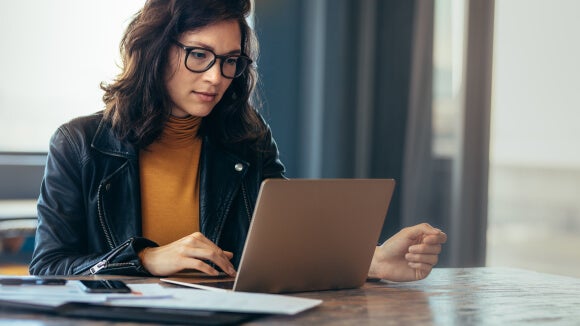 Vrouw-op-laptop Vrouw op laptop