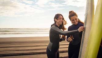 Vrouwen met hun surfboarden