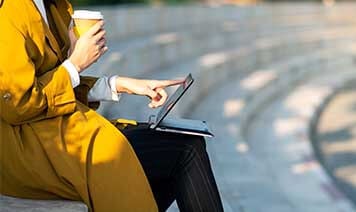 Vrouw die een nieuwe baan zoekt op telefoon